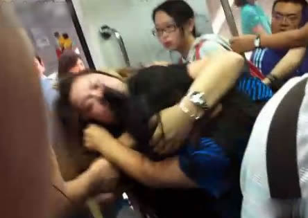 北京地铁又现猛女互殴 素质啊！